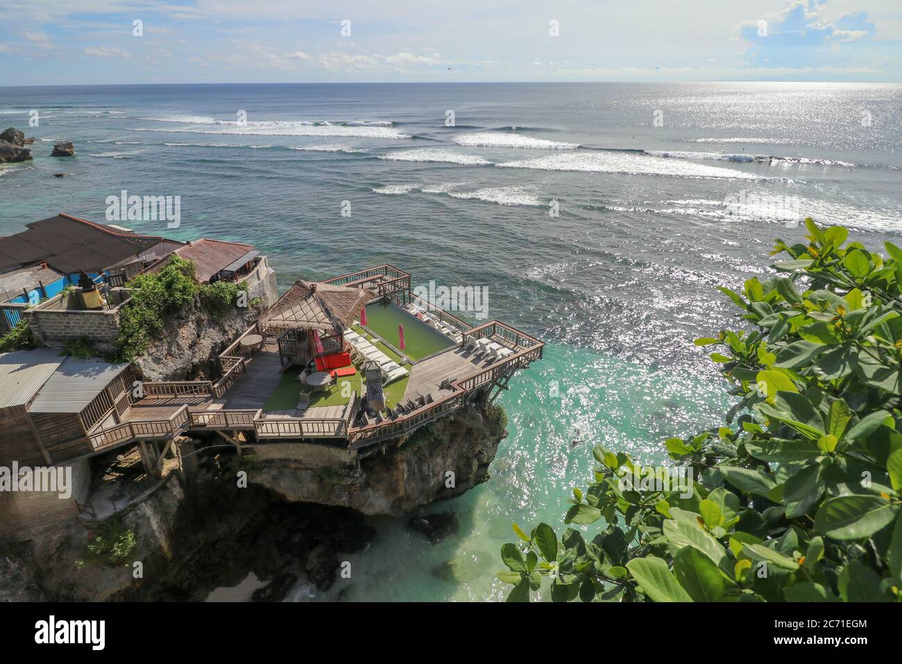 Sundays Beach Club, Single fin, Blue point, Suluban Beach, Bali, Indonésie. Suluban Beach, le paradis du surf, une terrasse sur une falaise surplombant la mer Banque D'Images