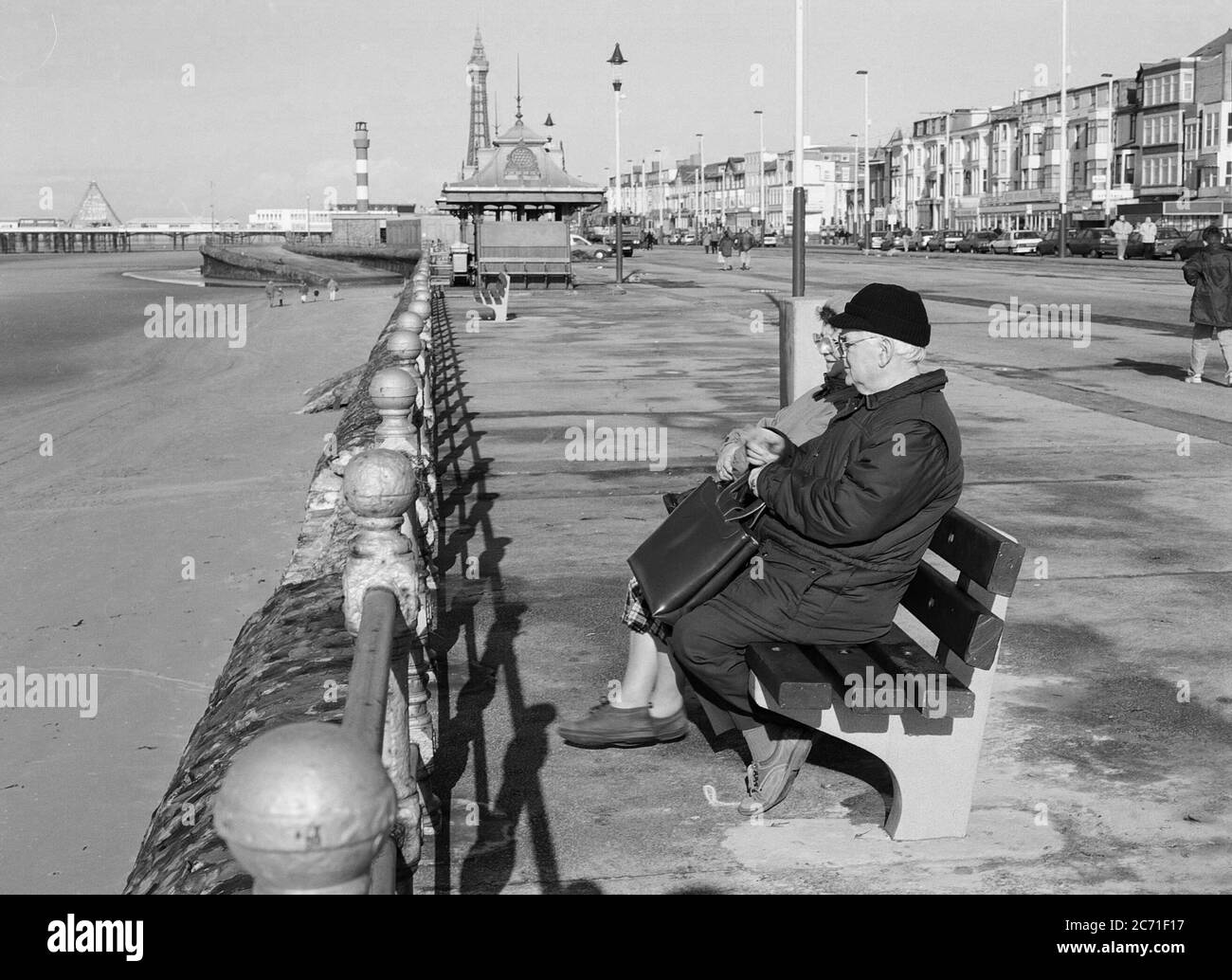 Les personnes âgées sont assises sur un banc sur le front de mer de Blackpool, au nord-ouest de l'Angleterre, au Royaume-Uni Banque D'Images