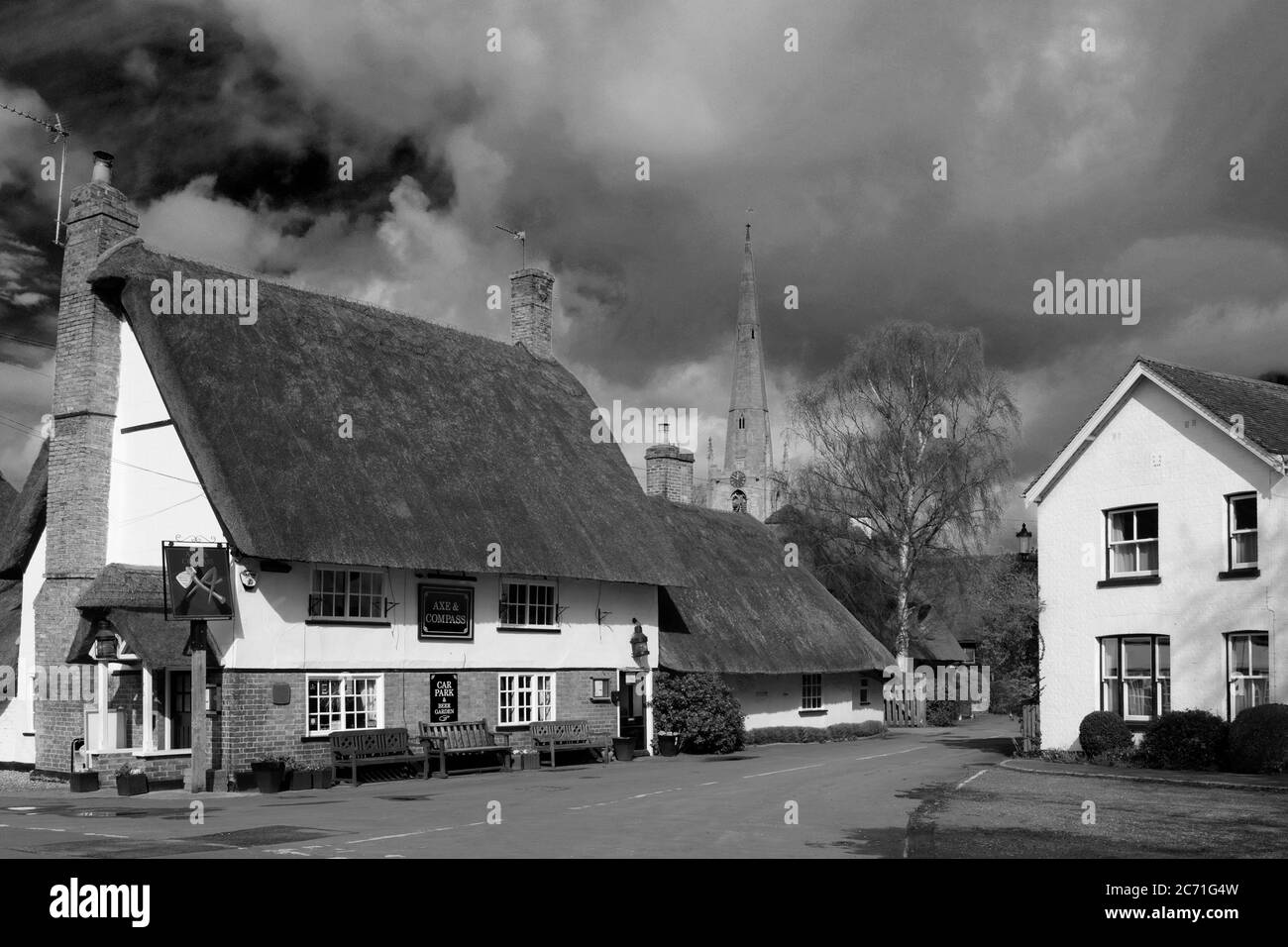 AX et Compass pub et l'église St Margarets, Hemmingford Abbotts village, Cambridgeshire, Angleterre, Royaume-Uni Banque D'Images