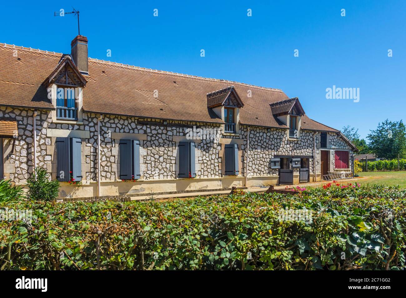 Maison de campagne rénovée avec effet de pavage fou sur les murs - Nesmes, Indre (36), France. Banque D'Images