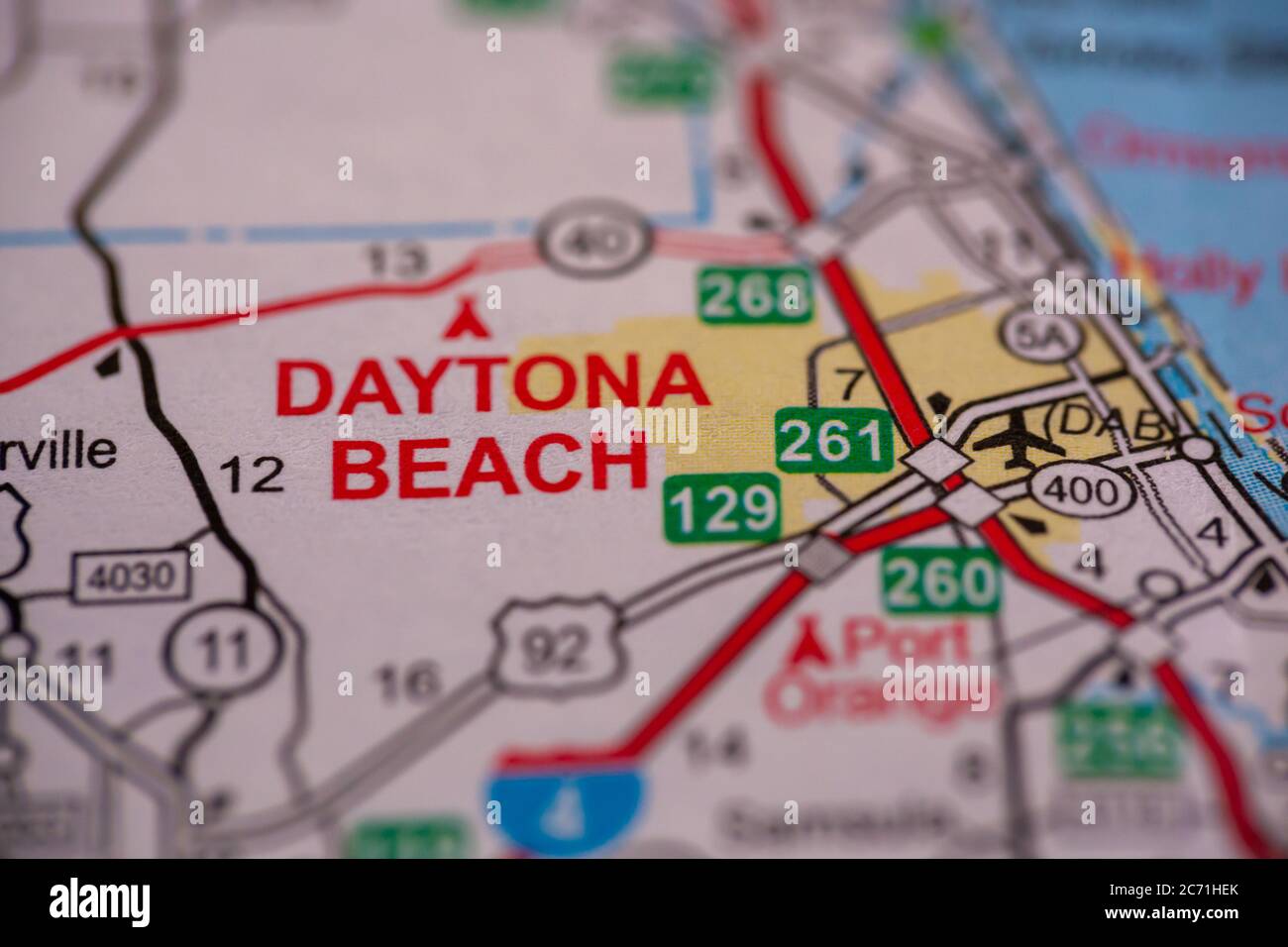 WOODBRIDGE, NEW JERSEY - 13 juillet 2020 : une carte de la Floride est présentée avec un accent sur Daytona Beach Banque D'Images