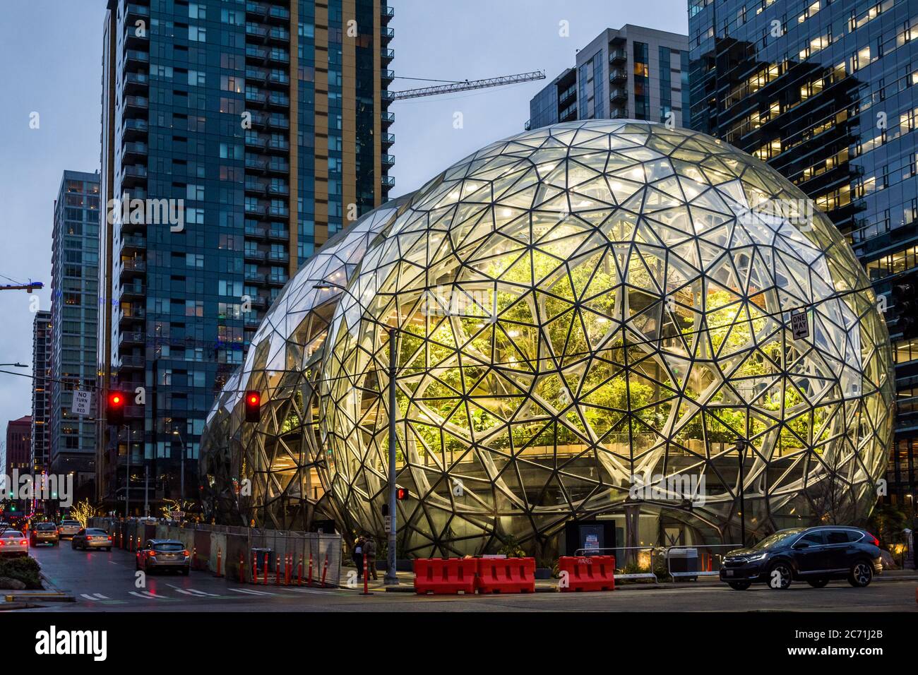 Seattle, Washington, États-Unis d'Amérique - les sphères, trois conservatoires sphériques sur le campus du siège d'Amazon. Bâtiment de référence. Banque D'Images