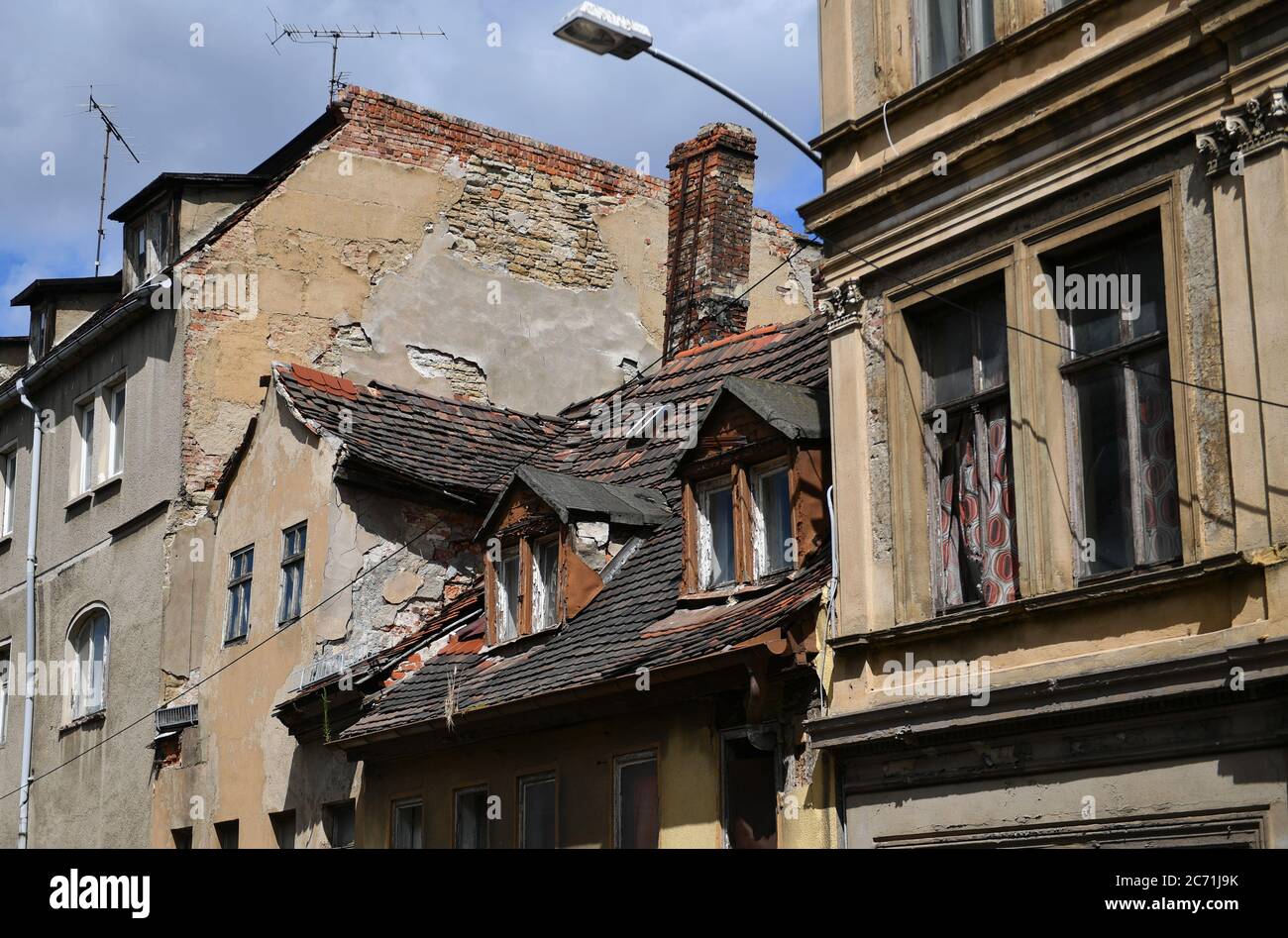 Zeitz, Allemagne. 02 juillet 2020. Des maisons délabrétes bordent la Rahnestraße au milieu de la vieille ville de Zeitz. La ville se débat avec des postes vacants. De nombreuses maisons historiques qui ont autrefois façonné l'image de Zeitz comme une cathédrale et une ville résidentielle sont également touchées par cette situation. Crédit : Hendrik Schmidt/dpa-Zentralbild/ZB/dpa/Alay Live News Banque D'Images