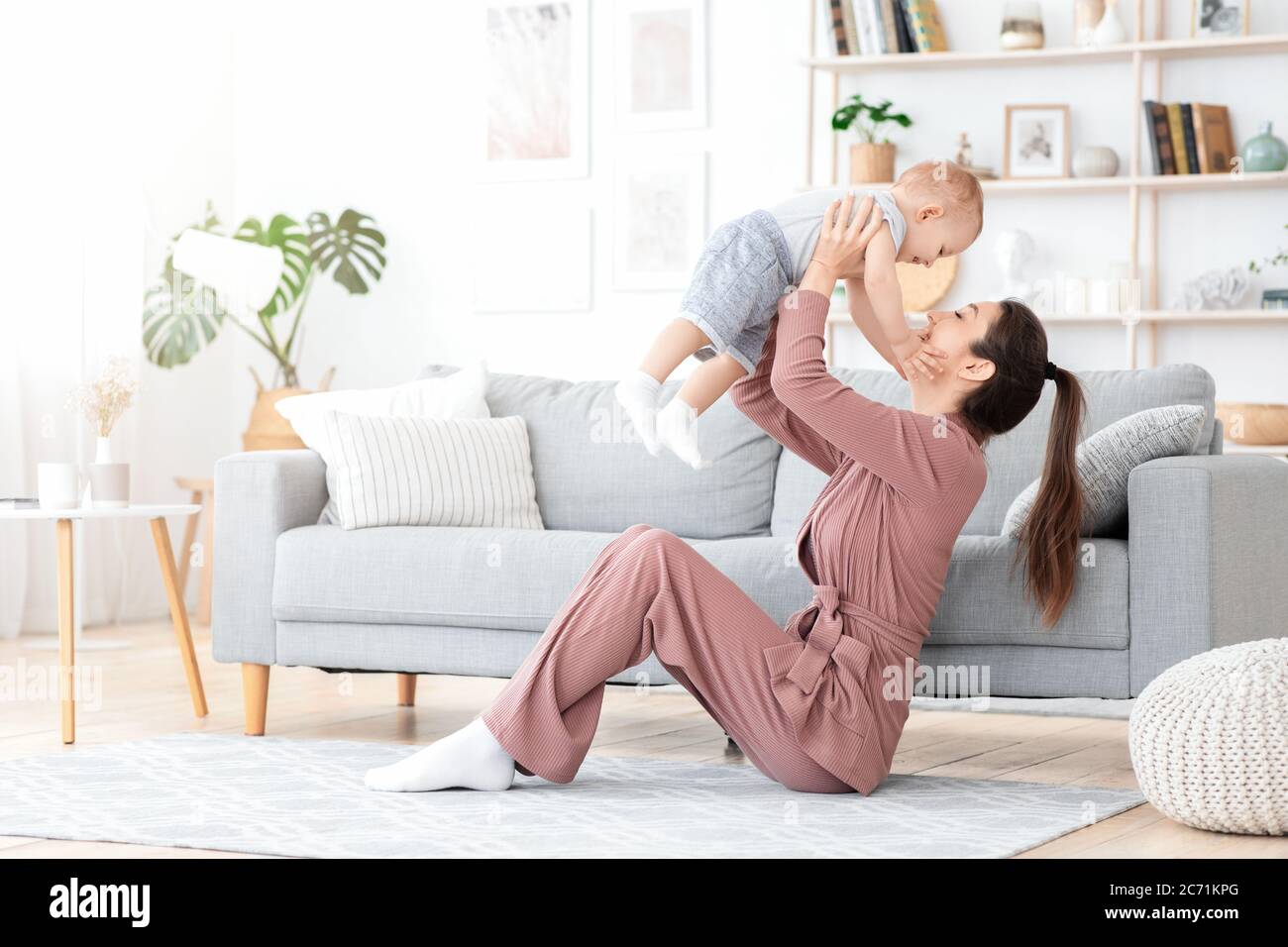 Amour inconditionnel. Bonne jeune maman qui profite de son séjour chez lui Banque D'Images