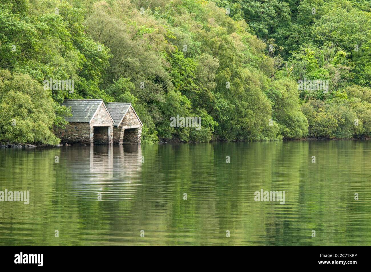 Deux hangars en pierre et ardoise sur la cire du lac Llyn Dinas dans le parc national de Snowdonia. Banque D'Images