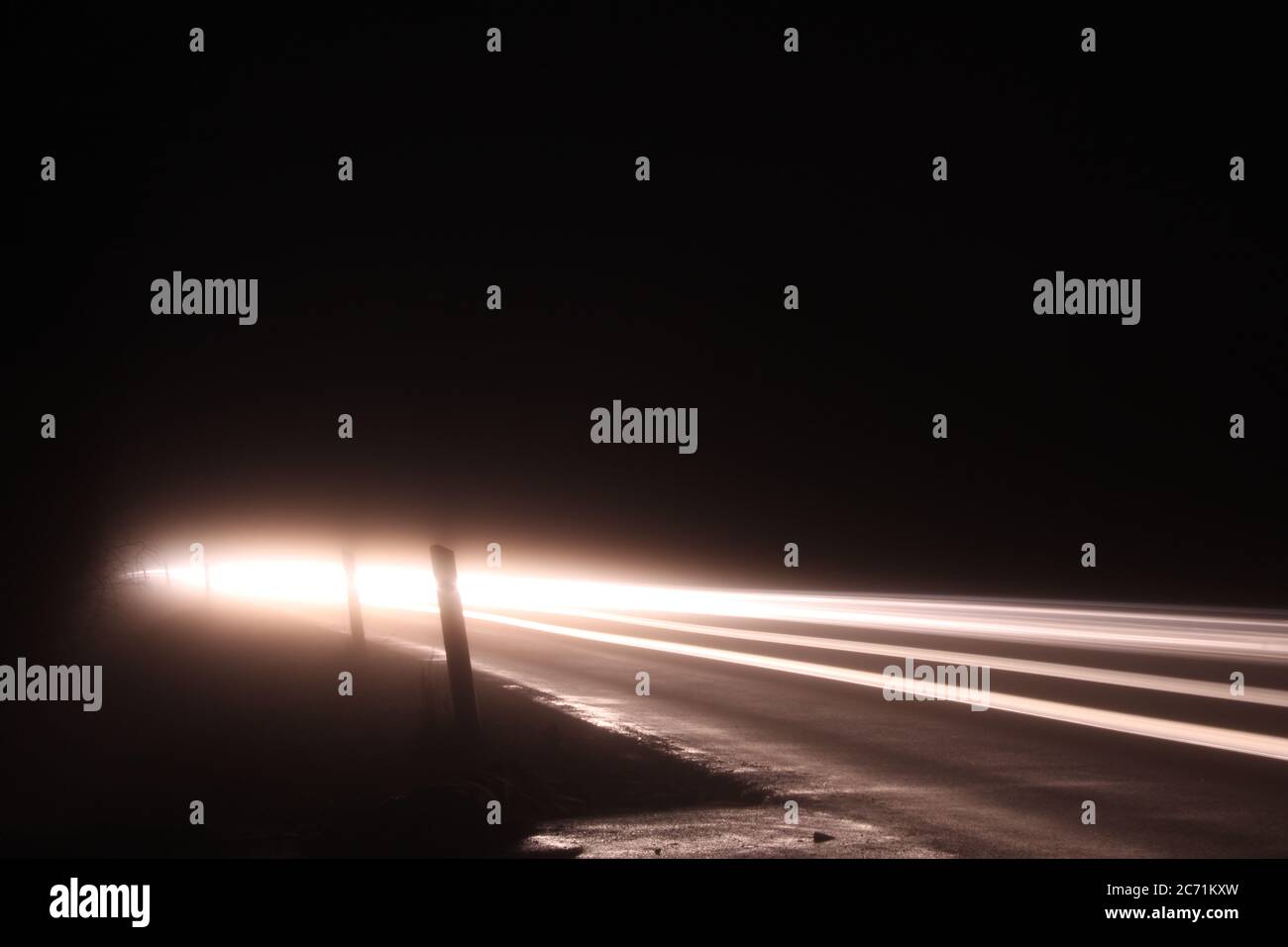 Une voiture qui passe dans le brouillard d'hiver près de Dannewerk, Scheswig-Holstein, Allemagne Banque D'Images
