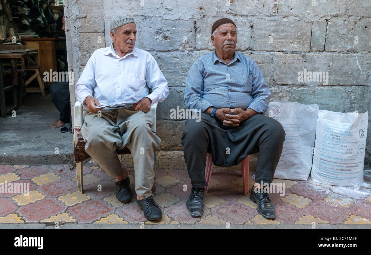 Adiyaman, Turquie - juillet 2018: Des hommes non identifiés assis sur des tabourets de discussion dans la ville d'Adiyaman historique vieux bazar Oturakci à l'intérieur de la vieille ville, Turquie Banque D'Images
