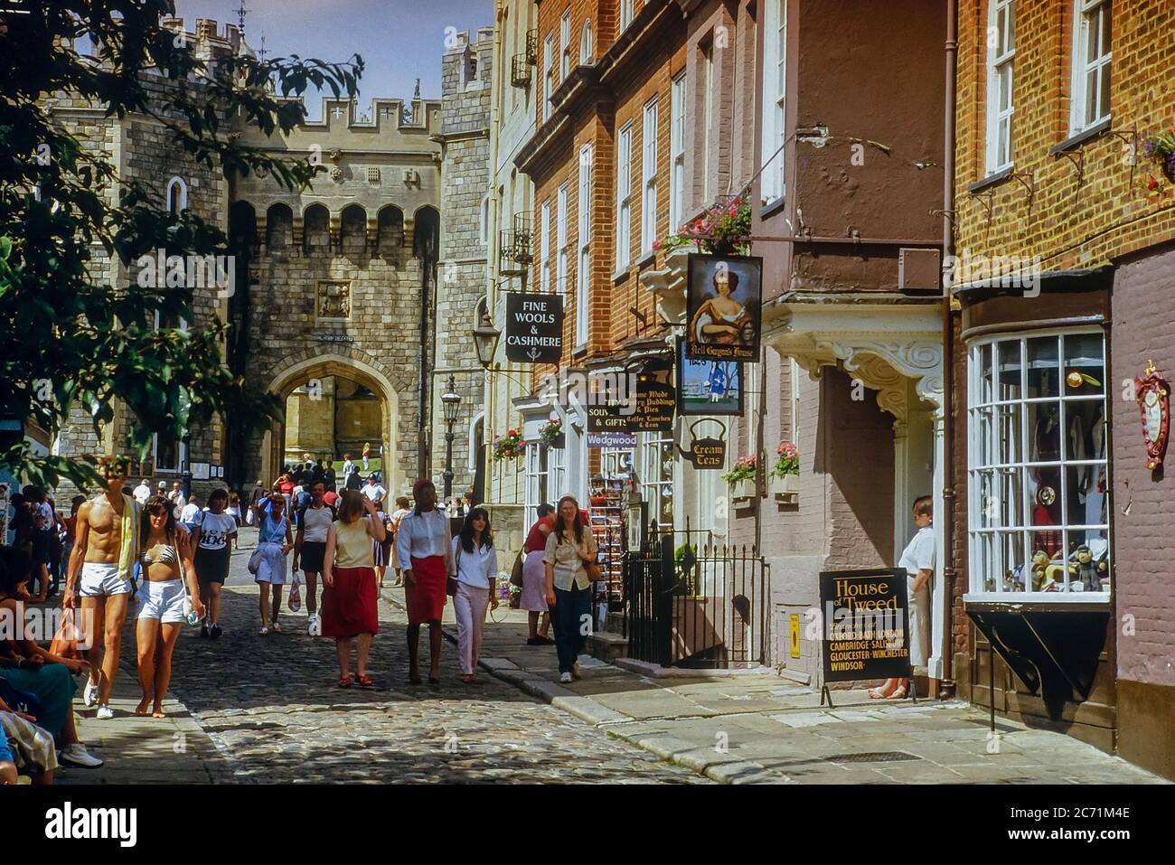 Church Street en direction de la porte Henry VIII, Windsor, Berkshire, Angleterre, Royaume-Uni. Vers les années 1990 Banque D'Images