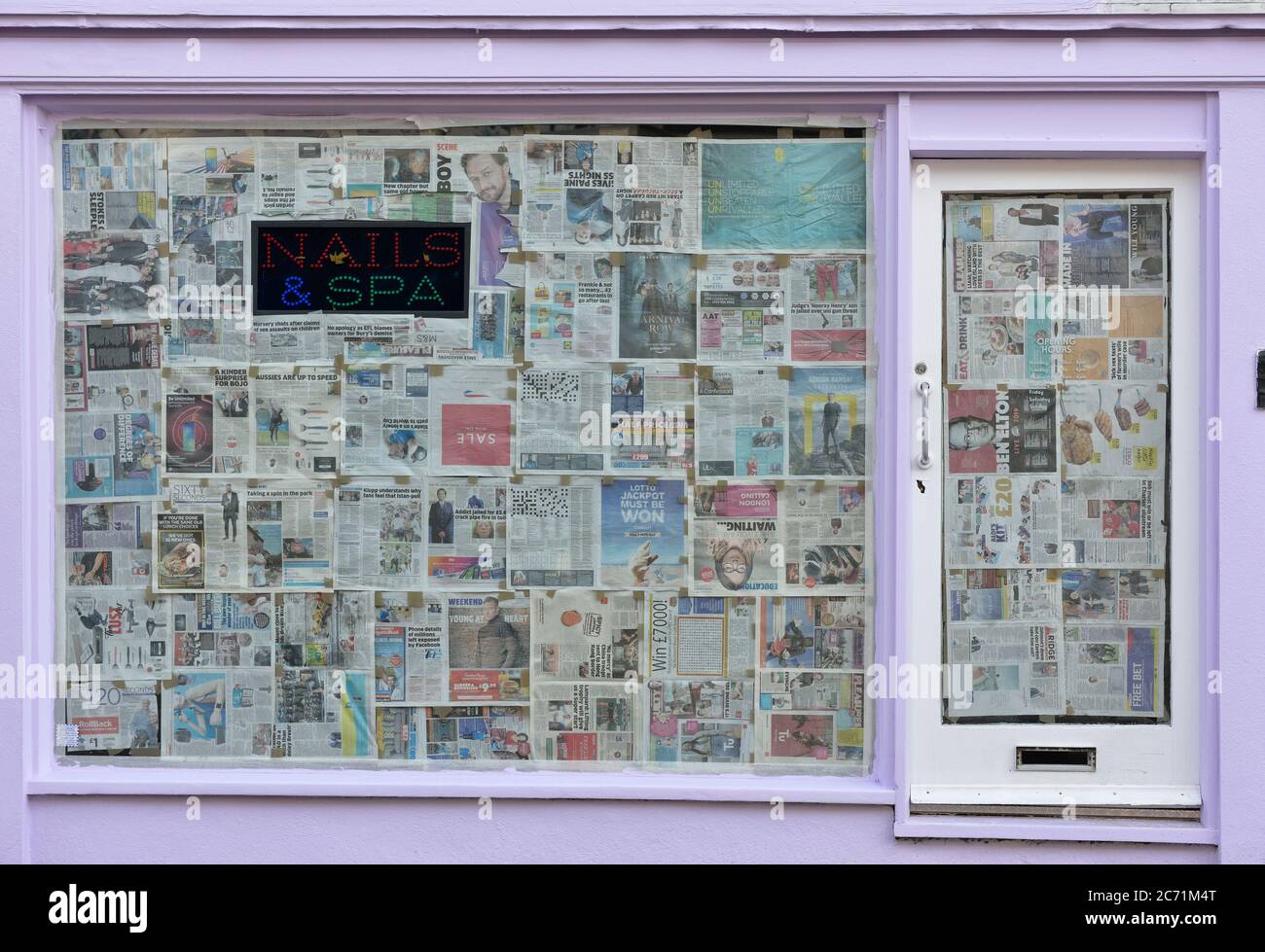 Bar fermé Nails & Spa, salon avec fenêtres couvertes dans le journal Hastings, East Sussex, Angleterre, Royaume-Uni Banque D'Images