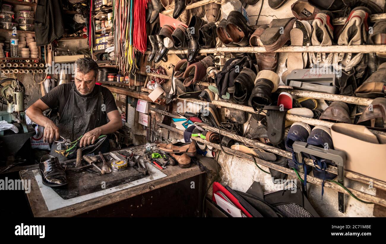 Adiyaman, Turquie - juillet 2018: Shaoemaker travaillant sur des chaussures dans la ville d'Adiyaman historique vieux bazar Oturakci à l'intérieur de la vieille ville, Turquie Banque D'Images