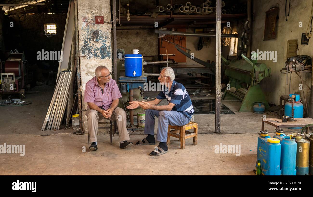 Adiyaman, Turquie - juillet 2018: Des hommes non identifiés assis sur des tabourets de discussion dans la ville d'Adiyaman historique vieux bazar Oturakci à l'intérieur de la vieille ville, Turquie Banque D'Images