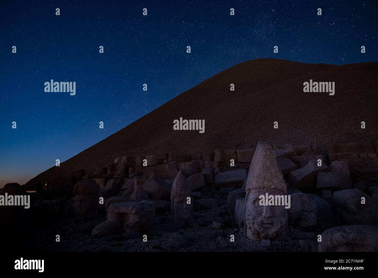Statues de Commagene sur le sommet du mont Nemrut la nuit avec des étoiles dans le ciel, Adiyaman, Turquie. Têtes en pierre au sommet de 2150 mètres de haut du mont NEM Banque D'Images