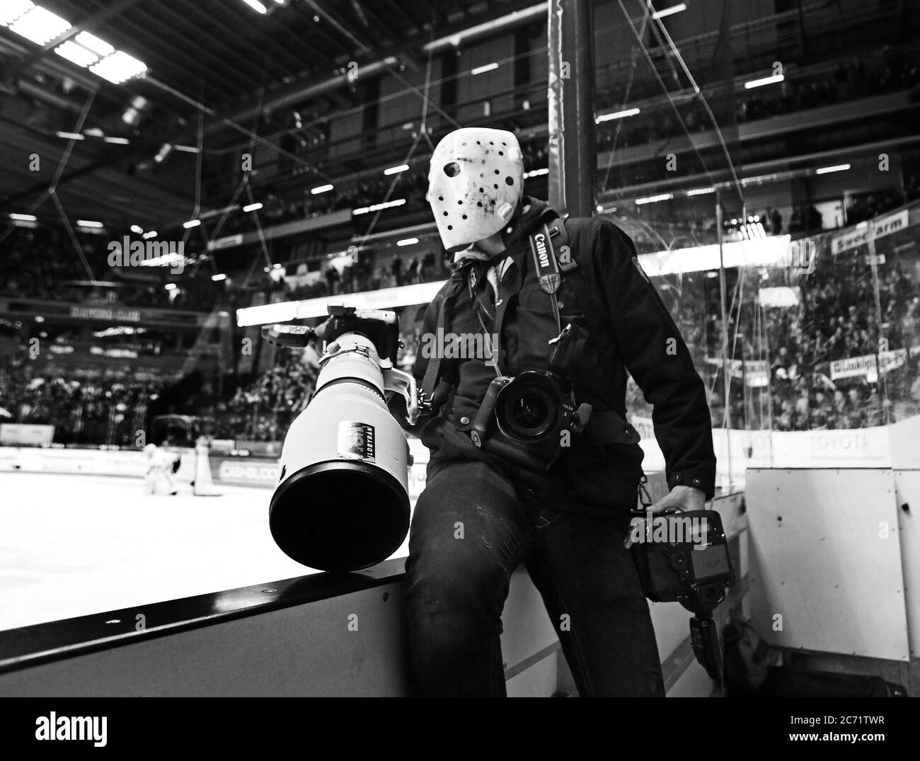 Photographe avec appareils photo et équipement de protection lors d'un match de hockey dans la ligue suédoise de hockey. Photo Jeppe Gustafsson Banque D'Images