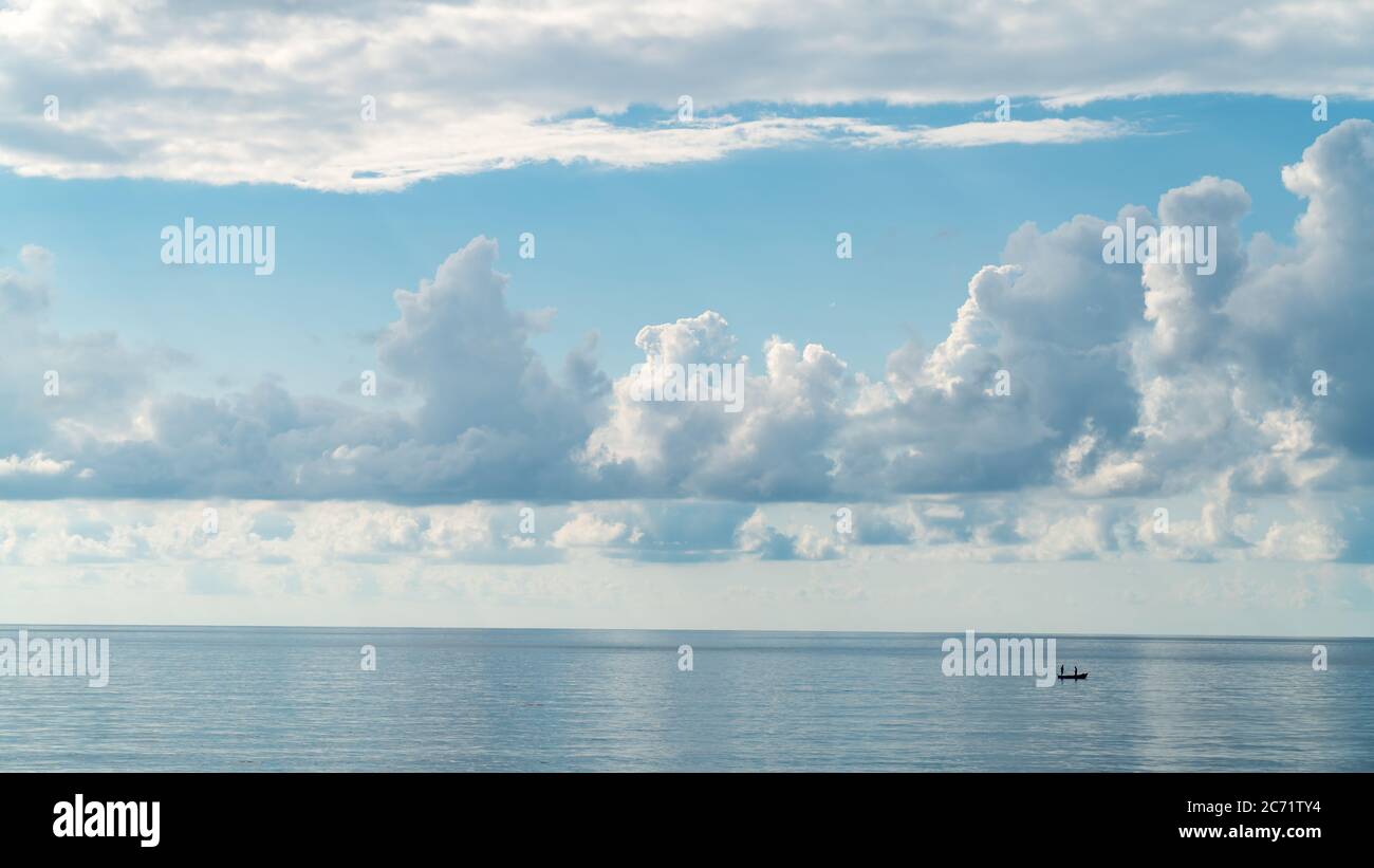 Beau paysage avec des nuages et un bateau dans la mer Banque D'Images
