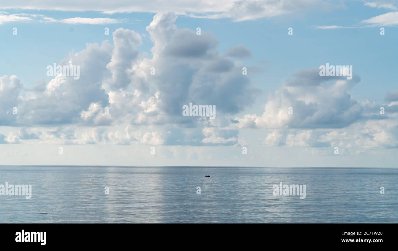 Beau paysage avec des nuages et un bateau dans la mer Banque D'Images