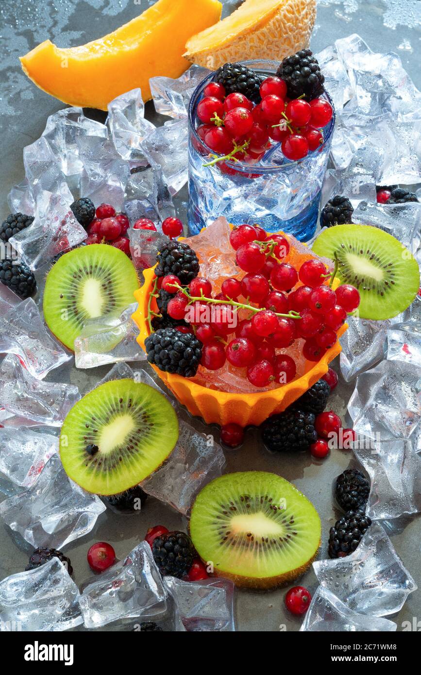 verre désaltérant à l'eau froide et fruits d'été frais avec glace Banque D'Images