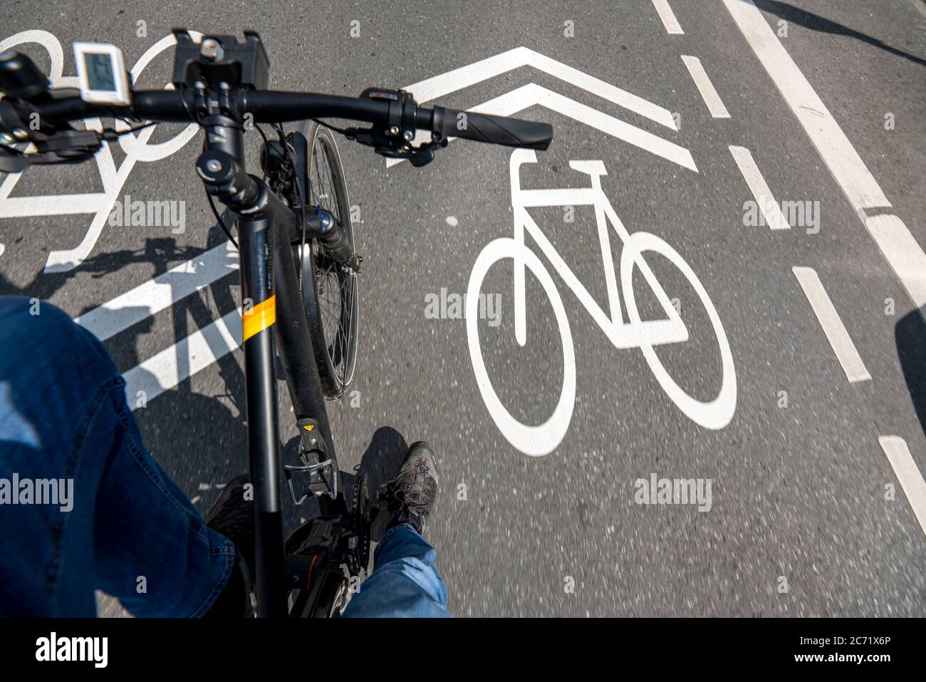 Route de vélo, les cyclistes ont priorité sur la circulation de voitures, de nouveaux axes de vélo à travers Essen, ici dans le quartier de Rüttenscheid, Kahrstrasse, partie de la Banque D'Images