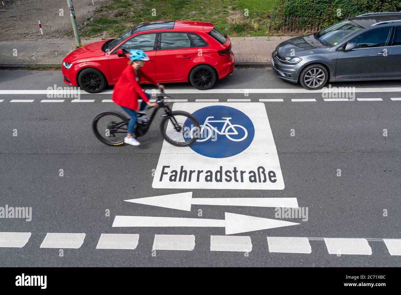 Route de vélo, les cyclistes ont priorité sur la circulation de voitures, de nouveaux axes de vélo à travers Essen, ici dans le quartier de Rüttenscheid, Kahrstrasse, partie de la Banque D'Images