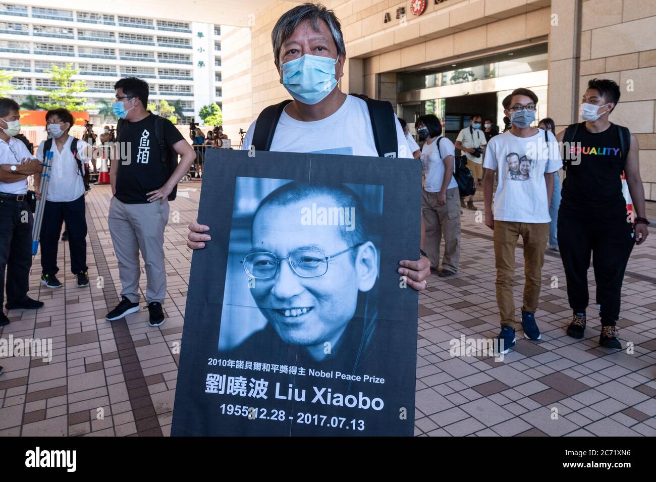 Hong Kong, Chine. 13 juillet 2020. Lee Cheuk-Yan, politicien et militant social de Hong Kong, a une image du dissident chinois et lauréat du prix Nobel de la paix Liu Xiaobo après avoir assisté à une mention à la Cour des magistrats du Kowloon occidental.13 les activistes qui ont dirigé la veillée aux chandelles de la place Tienanmen de 2020 ans, ont comparu devant le tribunal le 4 juin accusé d'avoir tenu un rassemblement non autorisé. Crédit : SOPA Images Limited/Alamy Live News Banque D'Images