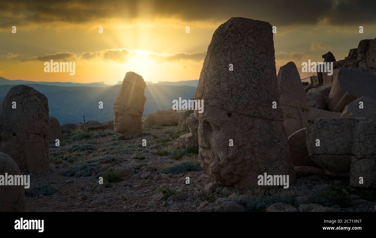 Nemrut, Adiyaman, Turquie - juillet 2018 : ruines de la statue de Commagene sur le sommet de la montagne Nemrut à Adiyaman, Turquie. Des têtes de pierre au sommet de 2150 mètres de haut Banque D'Images