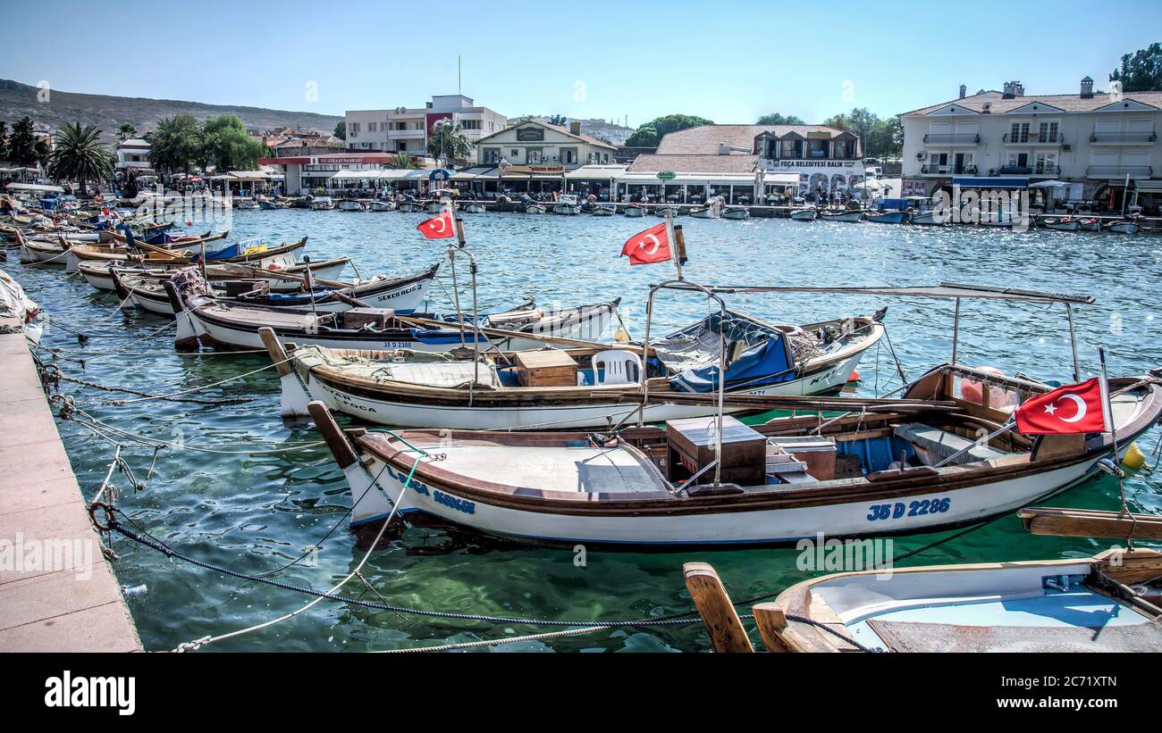 Foca, Turquie - août 2013 : bateaux le long de la côte de la station balnéaire de Foca Banque D'Images