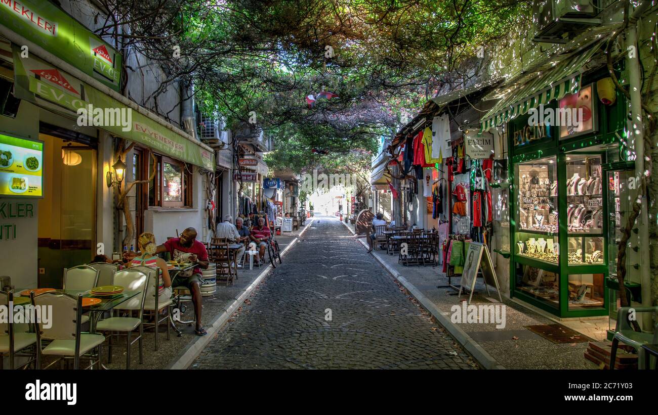 Foca, Izmir, Turquie - août 2013 : rue centrale de la station balnéaire de Foca izmir avec restaurants et boutiques de souvenirs Banque D'Images