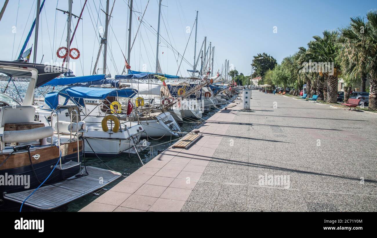 Foca, Izmir, Turquie - août 2013 : bateaux le long de la côte de la station balnéaire de Foca Banque D'Images