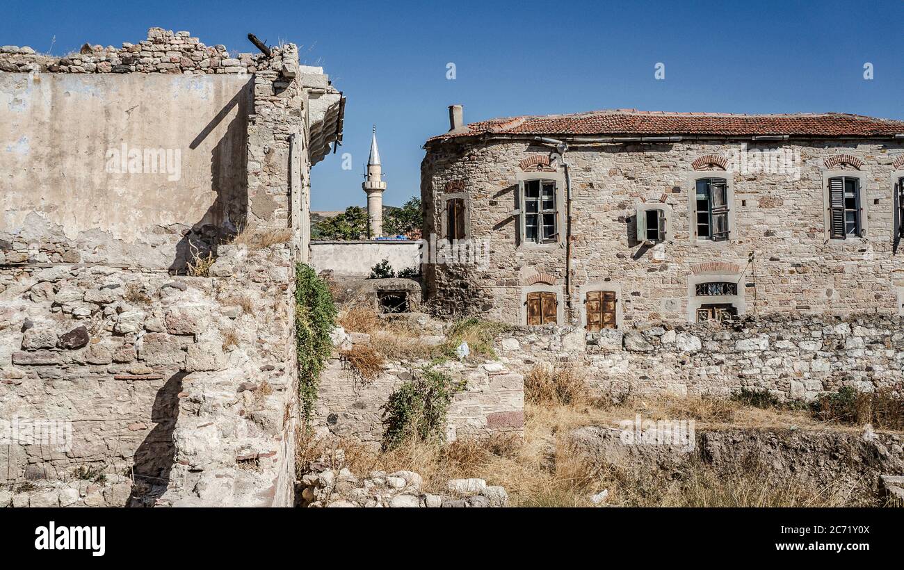 Foca, Izmir, Turquie - août 2013 : maisons historiques et abandonnées de la ville balnéaire de Foca Banque D'Images