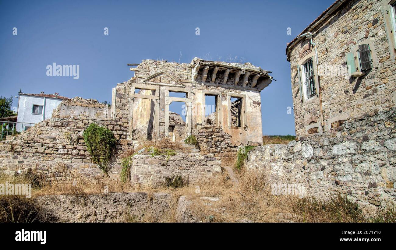 Foca, Izmir, Turquie - août 2013 : maisons historiques et abandonnées de la ville balnéaire de Foca Banque D'Images