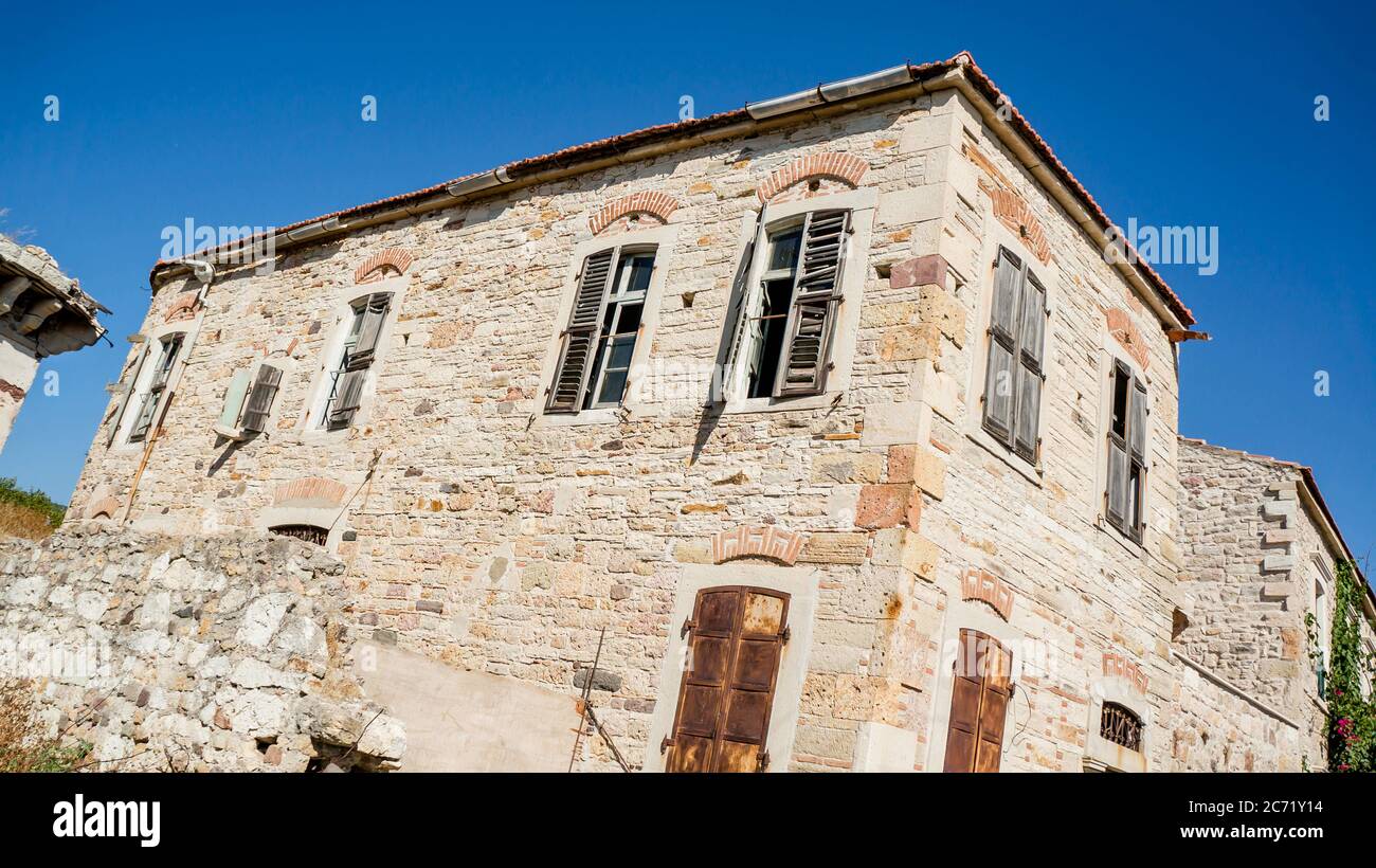 Foca, Izmir, Turquie - août 2013 : maisons historiques et abandonnées de la ville balnéaire de Foca Banque D'Images