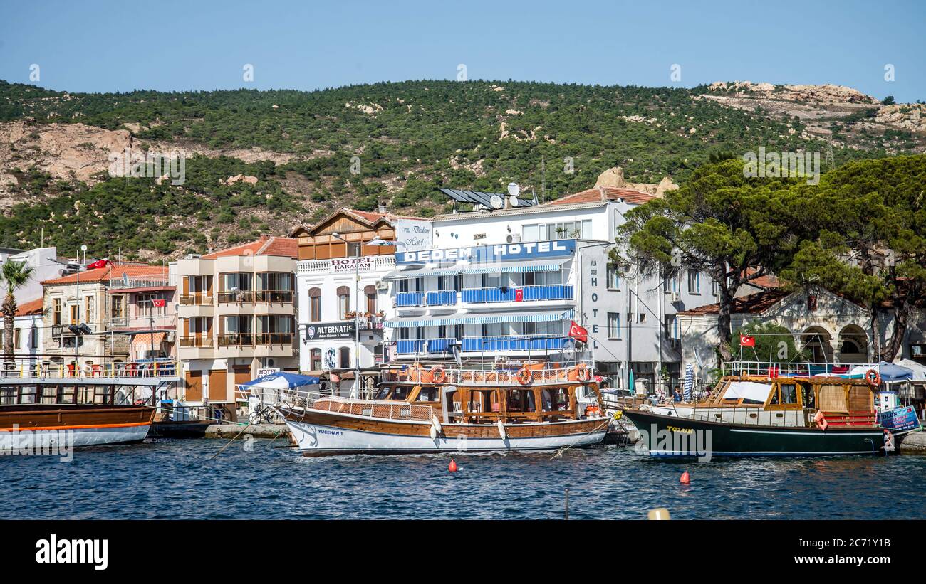 Foca, Izmir, Turquie - août 2013 : bateaux le long de la côte de la station balnéaire de Foca Banque D'Images