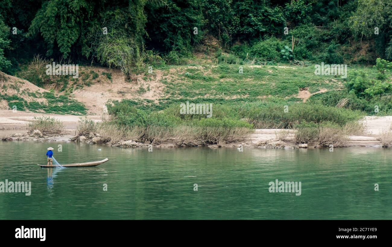 Hanoï, Vietnam - décembre 2015 : pêcheur en bateau de pêche dans une rivière au Vietnam Banque D'Images
