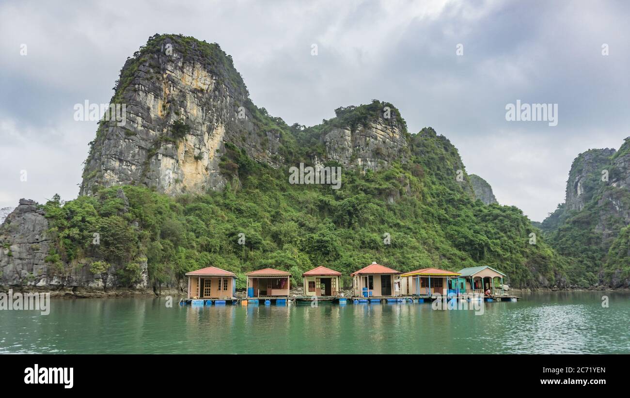 Ha long Bay, Vietnam - 02 décembre 2015 : village de pêche flottant et îles rocheuses dans la baie de Halong, Vietnam, Asie du Sud-est. Patrimoine mondial de l'UNESCO Banque D'Images