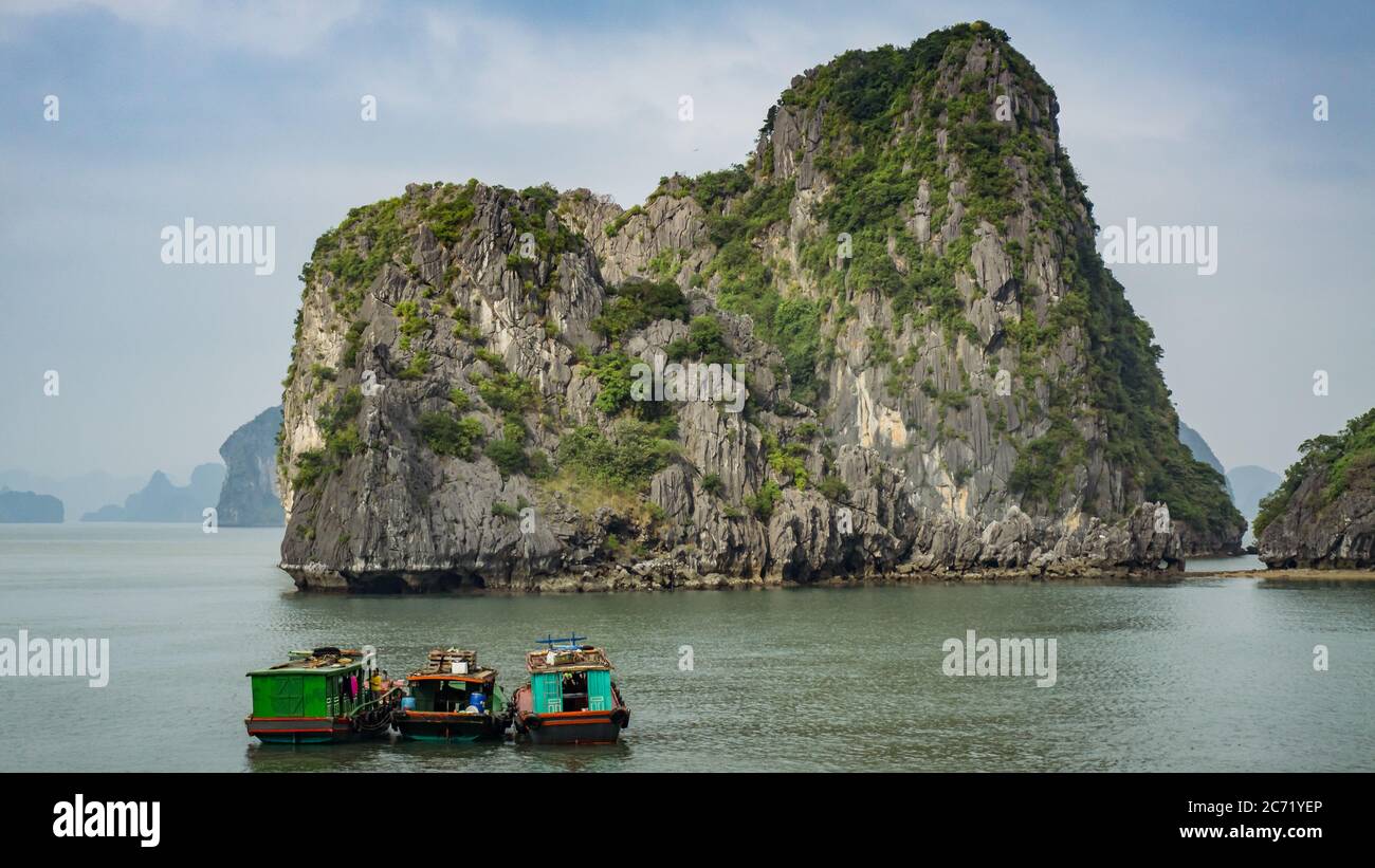 Ha long Bay, Vietnam - 02 décembre 2015 : bateaux de pêche dans la baie d'Ha long au Vietnam Banque D'Images