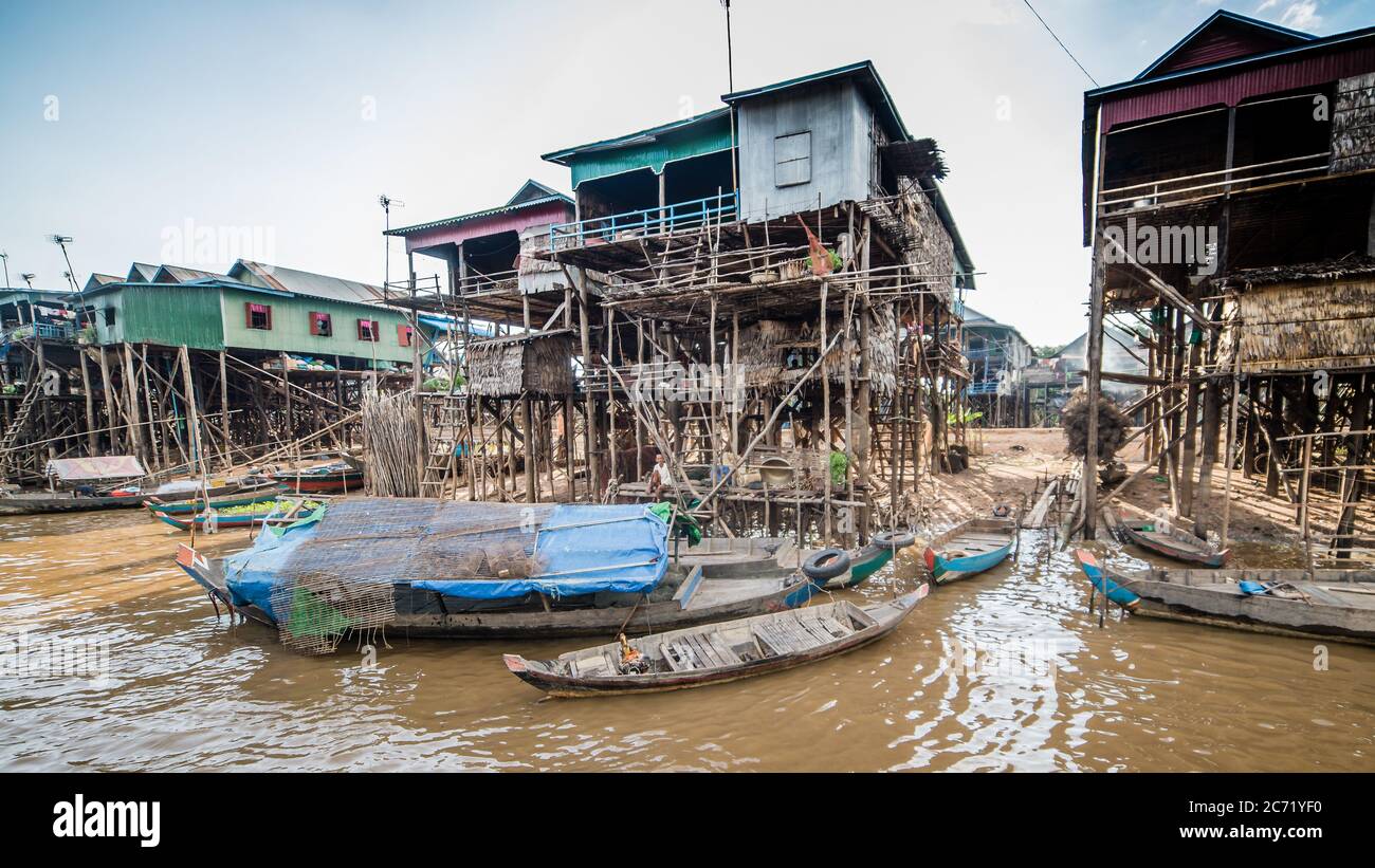 LAC TONLE SAP, CAMBODGE , 07 décembre 2015 : - Village de pêcheurs de Kompong Khleang au lac Tonle SAP, Cambodge. Le lac est le plus grand du sud-est Banque D'Images