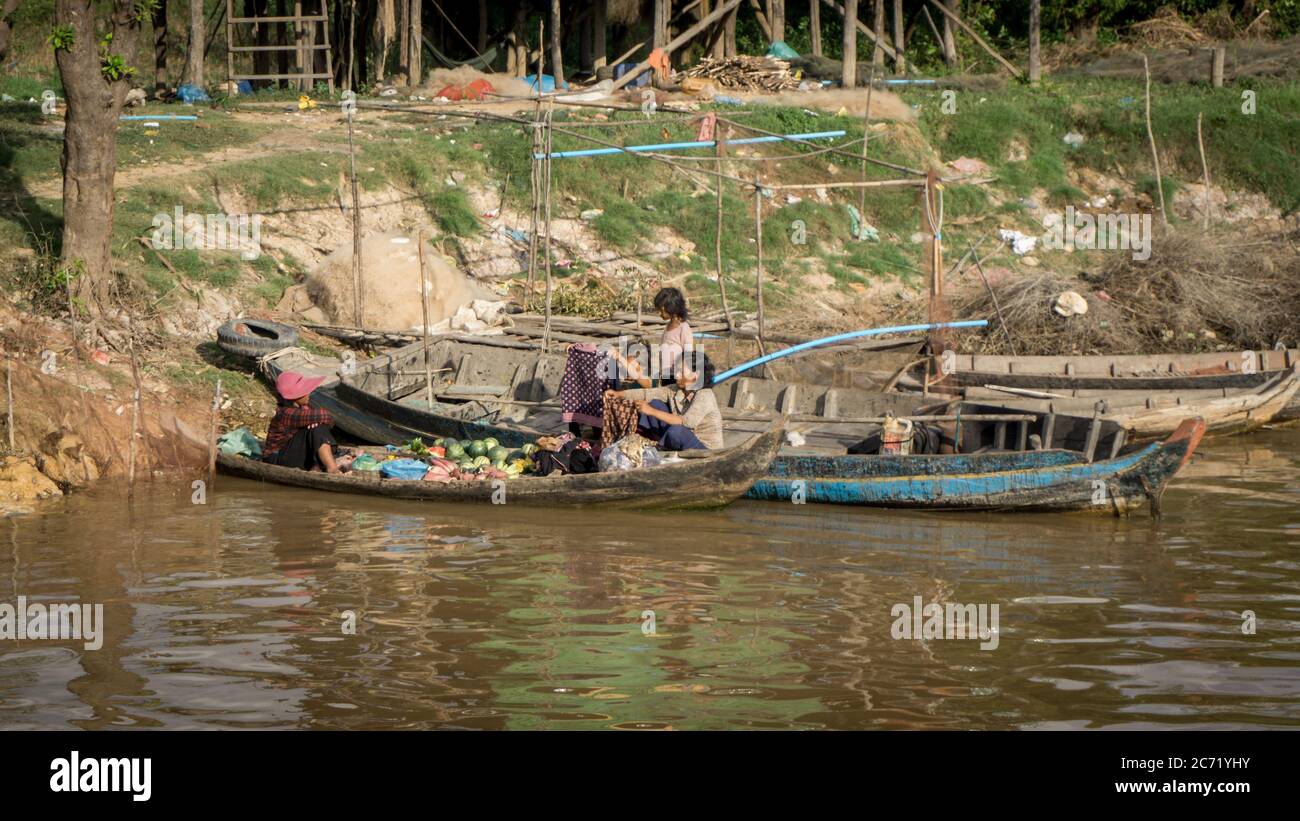 LAC TONLE SAP, CAMBODGE , 07 décembre 2015 : femmes locales travaillant par bateau au village de pêcheurs de Kompong Khleang, au lac Tonle SAP, Cambodge Banque D'Images