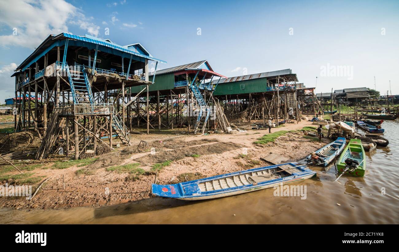 LAC TONLE SAP, CAMBODGE , 07 décembre 2015 : - Village de pêcheurs de Kompong Khleang au lac Tonle SAP, Cambodge. Le lac est le plus grand du sud-est Banque D'Images