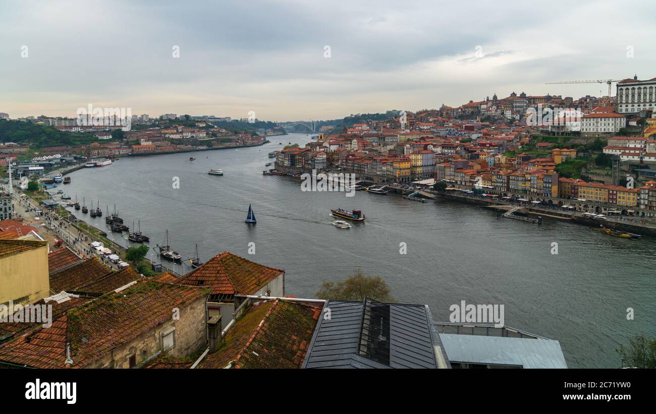 Porto, Portugal - avril 2018 : vue panoramique du Vieux Porto Porto Porto Porto et de Ribeira sur le Douro depuis Vila Nova de Gaia, Portugal Banque D'Images