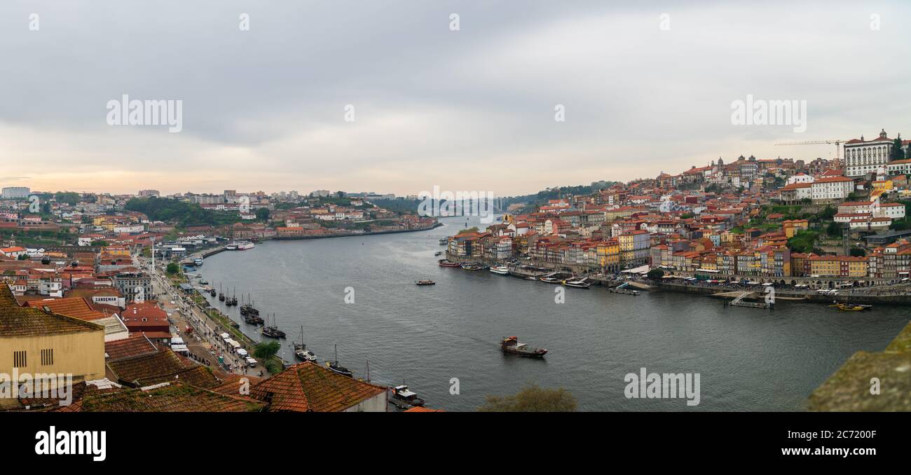 Porto, Portugal - avril 2018 : vue panoramique du Vieux Porto Porto Porto Porto et de Ribeira sur le Douro depuis Vila Nova de Gaia, Portugal Banque D'Images