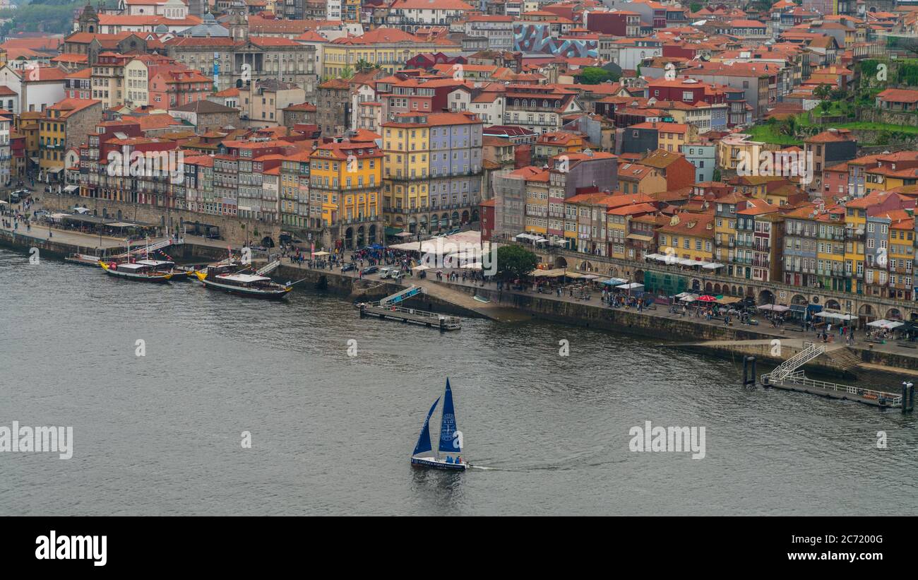 Porto, Portugal - avril 2018 : vue panoramique du Vieux Porto Porto Porto Porto et de Ribeira sur le Douro depuis Vila Nova de Gaia, Portugal Banque D'Images