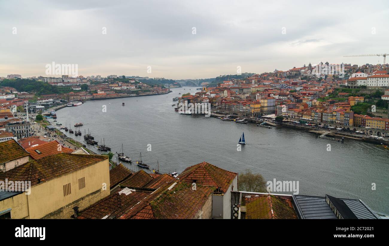 Porto, Portugal - avril 2018 : vue panoramique du Vieux Porto Porto Porto Porto et de Ribeira sur le Douro depuis Vila Nova de Gaia, Portugal Banque D'Images