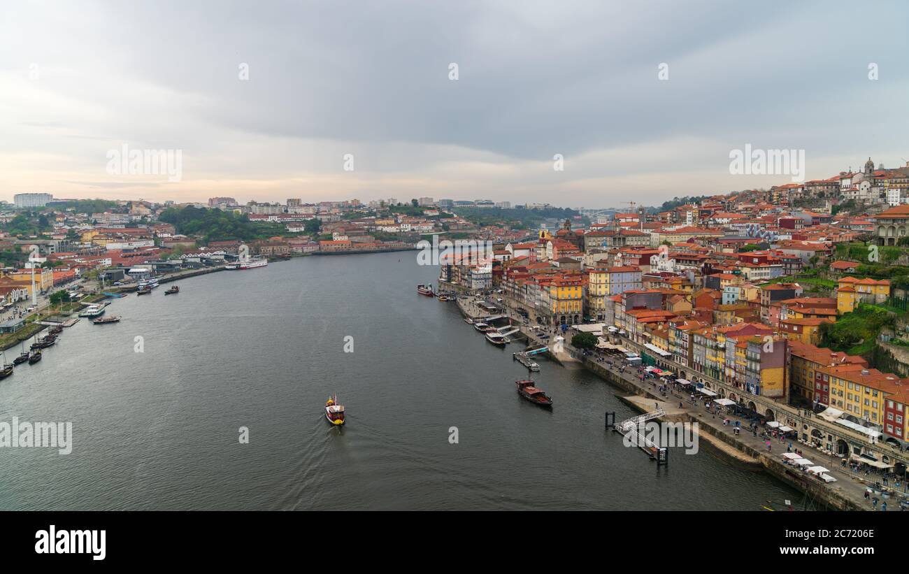 Porto, Portugal - avril 2018 : vue panoramique du Vieux Porto Porto Porto Porto et de Ribeira sur le Douro depuis Vila Nova de Gaia, Portugal Banque D'Images