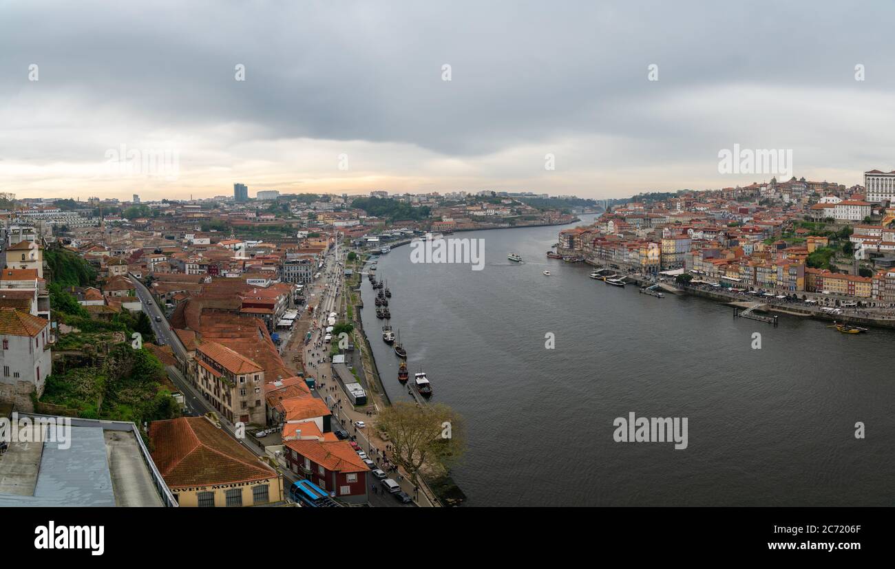 Porto, Portugal - avril 2018 : vue panoramique du Vieux Porto Porto Porto Porto et de Ribeira sur le Douro depuis Vila Nova de Gaia, Portugal Banque D'Images