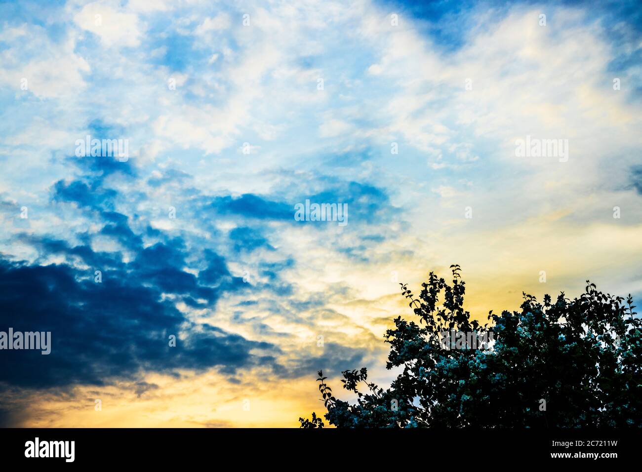 Un beau ciel de coucher du soleil au point à la fin d'une journée d'été. Banque D'Images