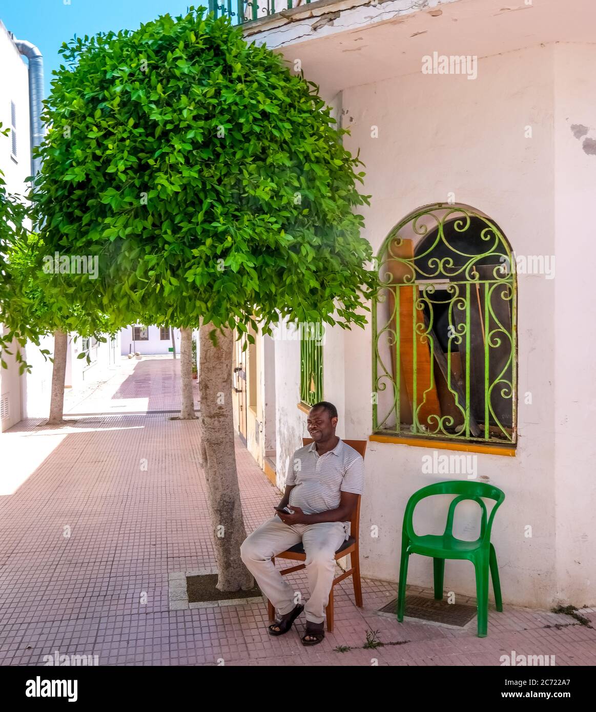 Vendeurs isolés et magasins fermés dans la station de vacances autrefois bien visitée Cala d'Or sur la côte sud-est de Majorque. Le masque général à venir dut Banque D'Images