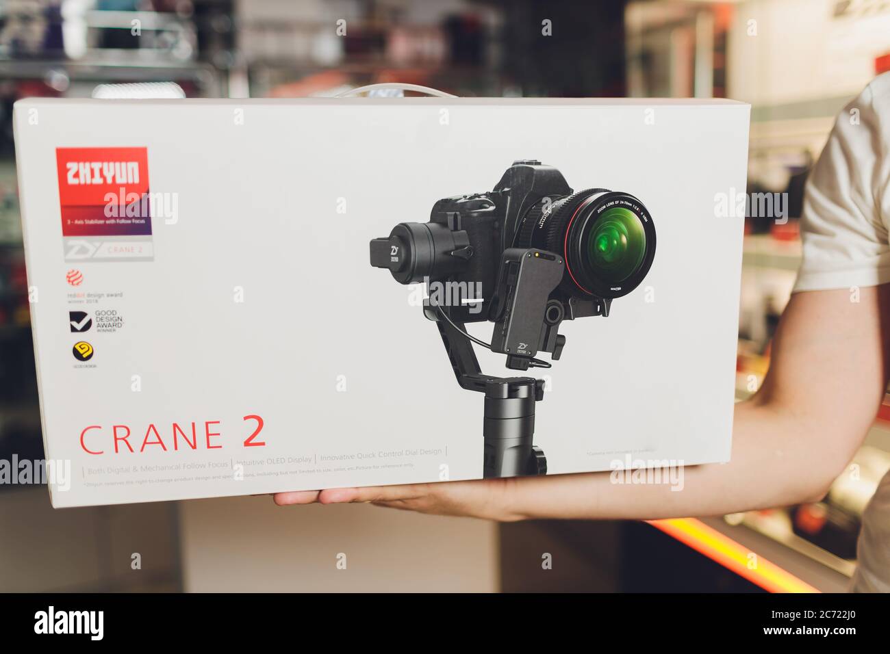 UFA, Russie, 3 janvier 2020 : nacelle Zhiyun Crane V2 emballée dans une  boîte le tout premier stabilisateur de caméra intégrant la mise au point de  suivi et l'affichage OLED Photo Stock - Alamy