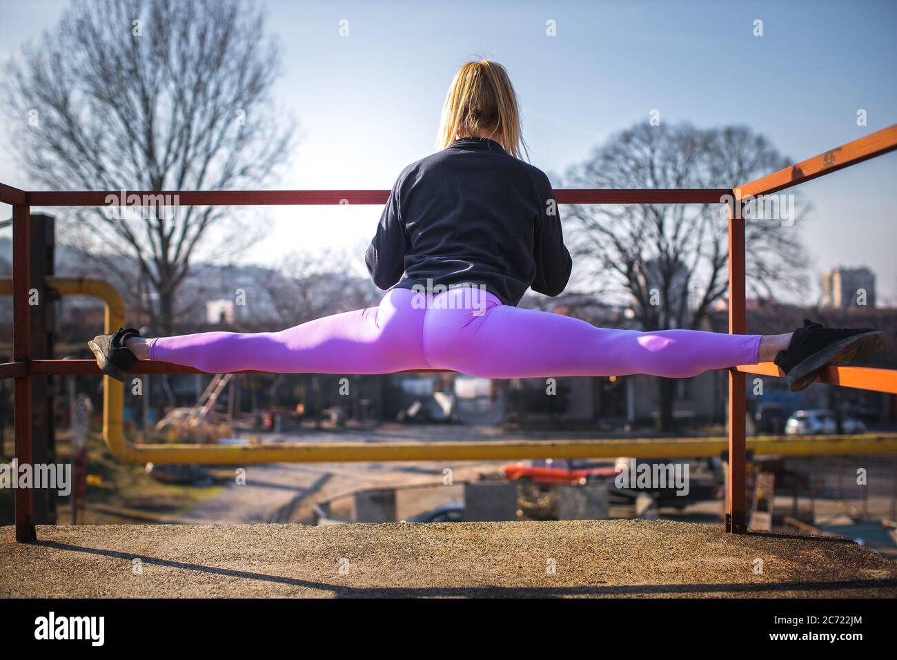 très flexible jeune femme faisant des espaces séparés Banque D'Images