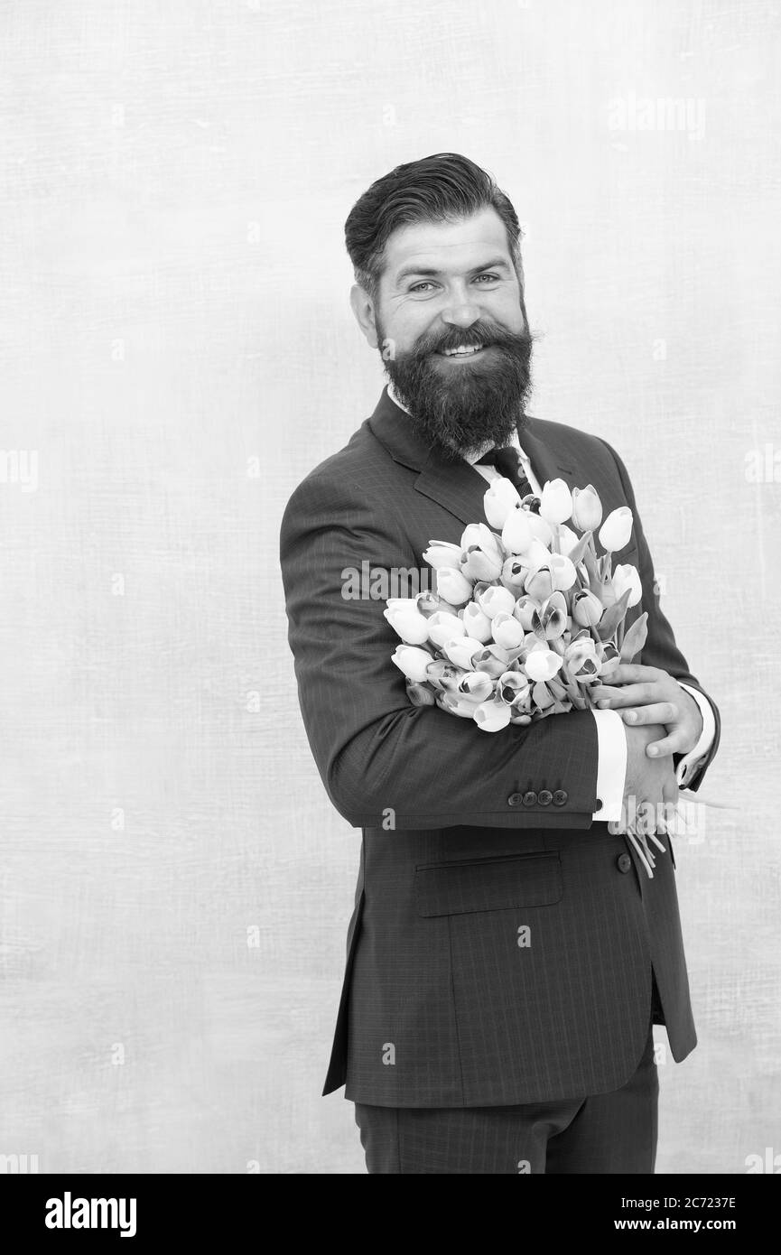 En Attendant Sa Petite Amie Homme En Veste Tenant Bouquet De Fleurs Tulipes Pour Femme Joyeux Anniversaire Sejour Romantique A Toute Saison Homme Presentant Des Fleurs Fete Des Meres Photo Stock