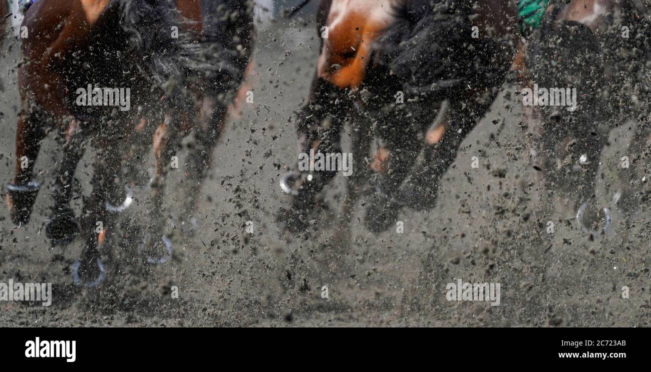 Les coureurs redonnent la surface Polytrack en contournant le virage dans l'Unibet grâce au handicap des travailleurs de première ligne à l'hippodrome de Kempton Park. Banque D'Images