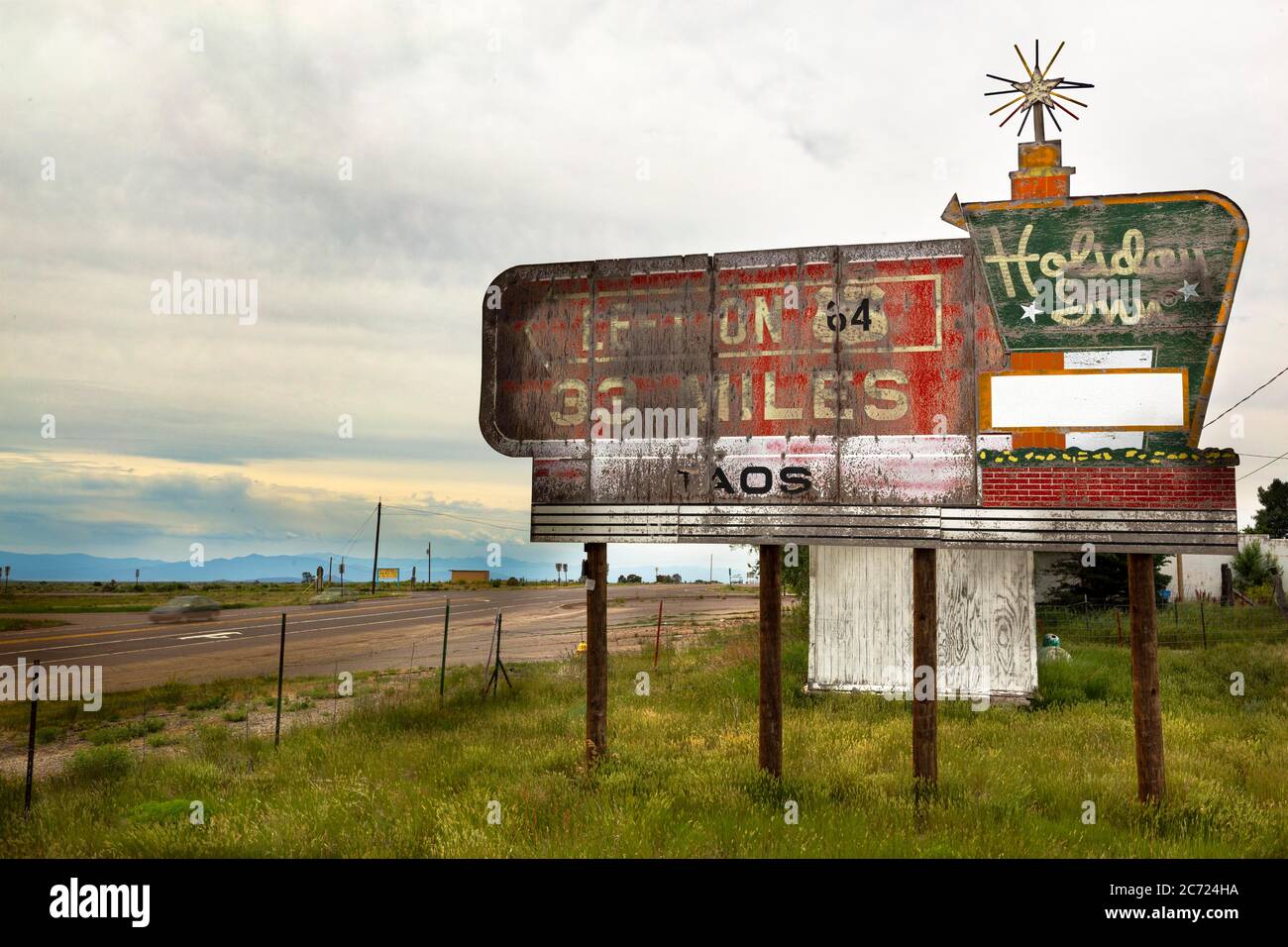 14 juillet 2915, Monte Vista, Colorado, États-Unis : 284 HWY Sud à l'extérieur de Taos New Mexico Holiday Inn signe. Une femme qui vit à New York depuis 1924, se Marie, devient mère de 3 garçons et est artiste, réalise dans ses années 80 qu'elle ne peut plus vivre seule. Suzanne Krieger est sur le point de voyager de la côte est de New York à l'Ouest américain au Colorado (États-Unis), pour devenir résident permanent au Veterans Center à Homelake, Colorado. « visiter maman » est une série photographique qui documente sa mutation dans une nouvelle vie, mais qui inclut également l'histoire de dessous sur les voyages en voiture aux États-Unis Banque D'Images